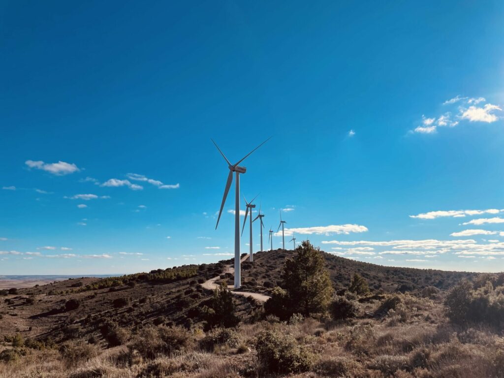 Puebla de Almenara — paisaje con molinos eólicos